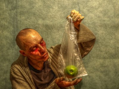 kouzelník a levitující jablko